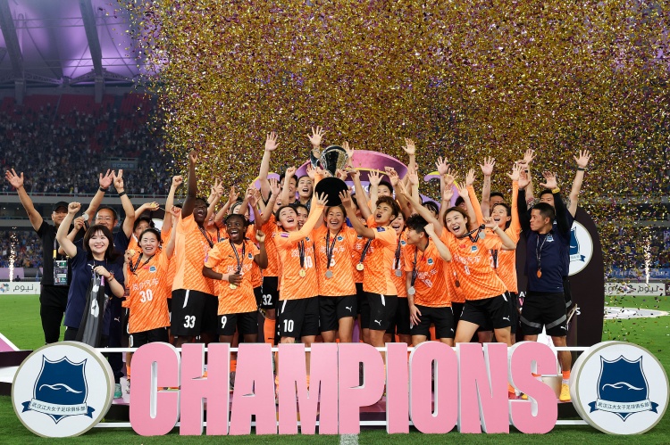 我們是冠軍?。?！武漢女足捧起首屆女足亞冠冠軍獎杯